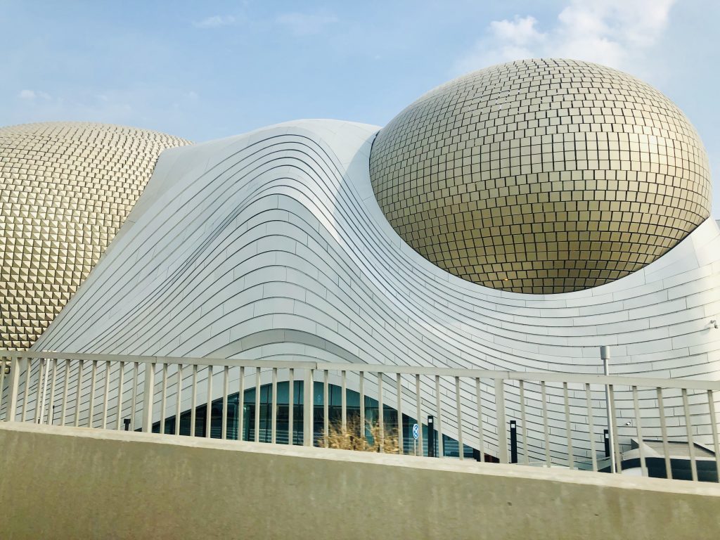 a photo of the outside of avenues mall
