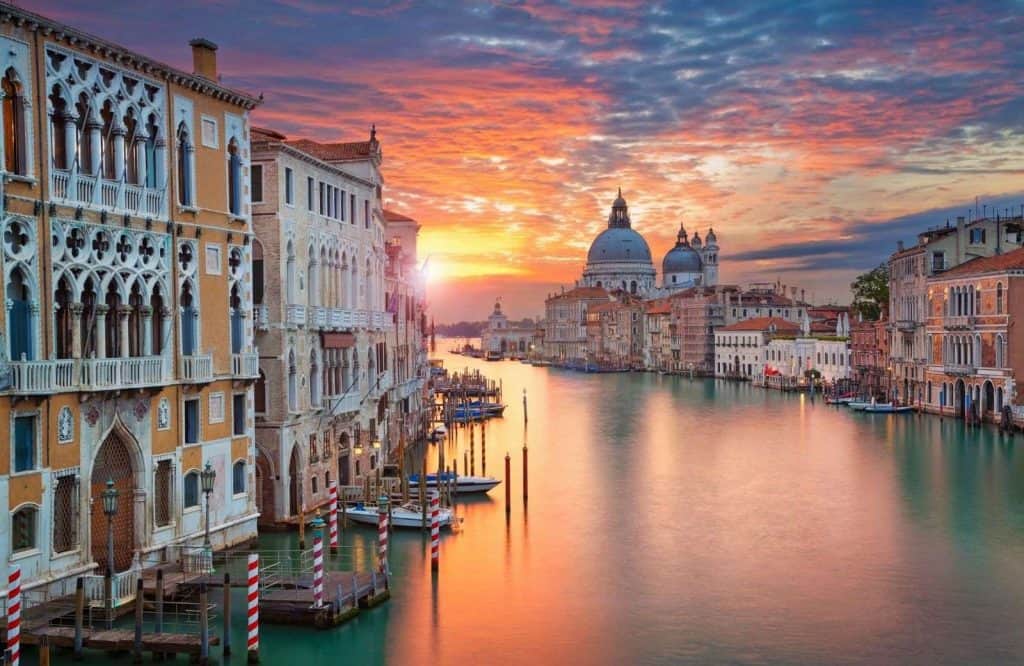 One of the prettiest cities in Italy is Venice.