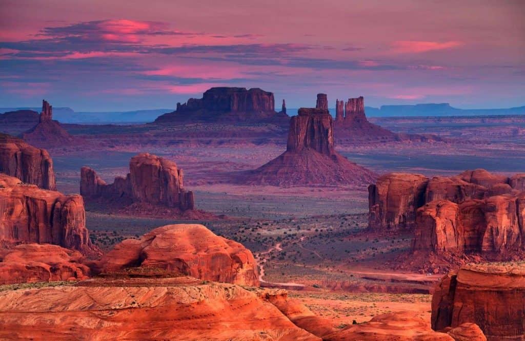 One of the prettiest and best places to visit in Utah is Monument Valley.
