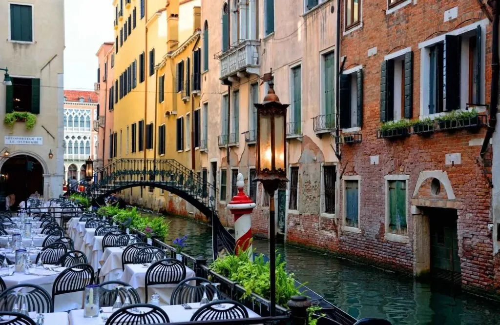 Restaurant tables lined along the canal and one of the most important things to know when visiting Venice is that restaurants close in the afternoon for a few hours.