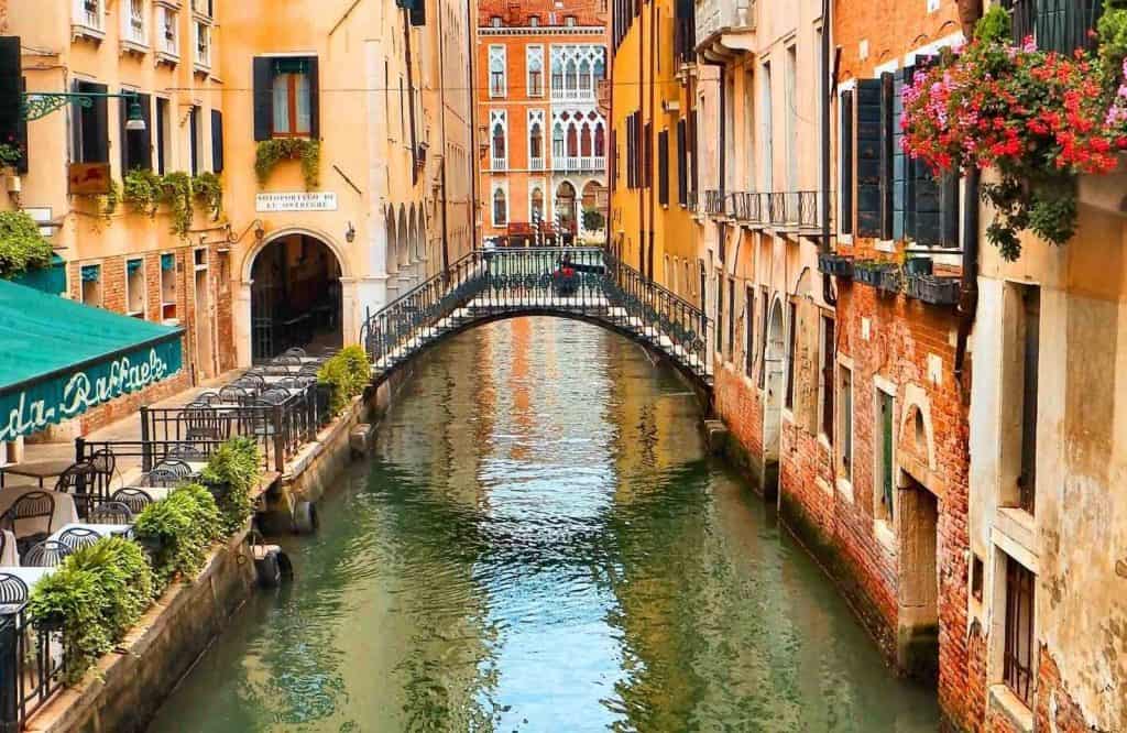 A canal in Venice and one of the most helpful things to know when visiting Venice.