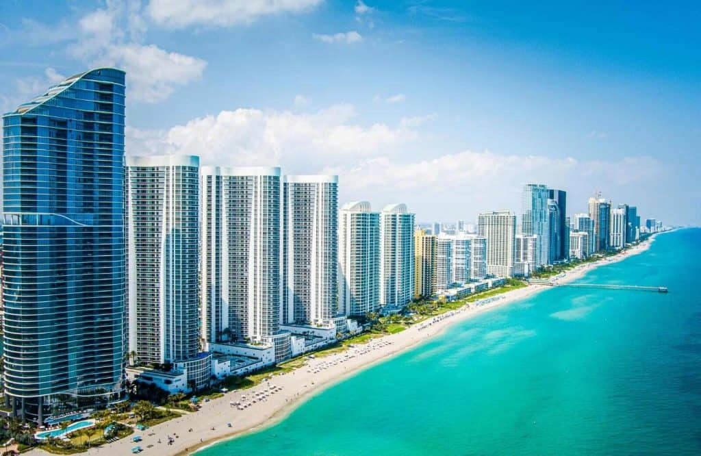 The turquoise ocean with buildings along it in Miami.